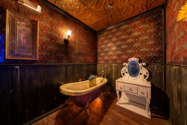 The Haunted Manor — The Tub · PanIQ Room Las Vegas