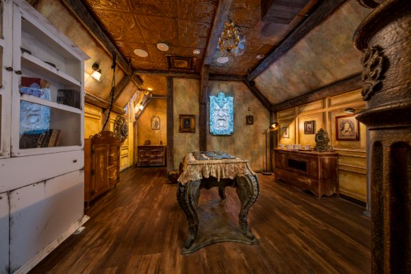 The Haunted Manor — PanIQ Room Las Vegas Horror Escape Room